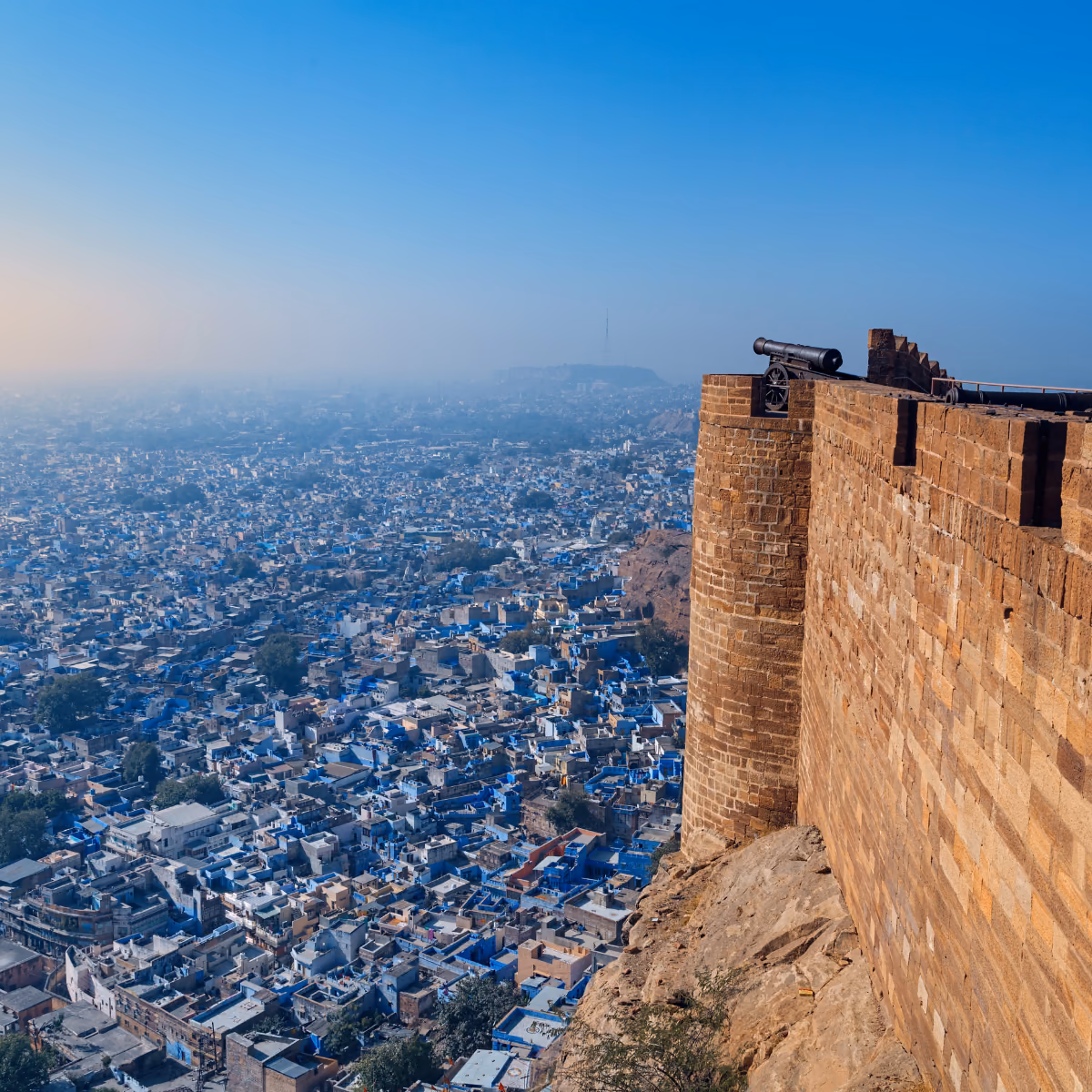 Scena di viaggio a Mehrangarh Fortezza sopra Jodhpur's blue-painted antico città., tra paesaggio locale e atmosfera del luogo.