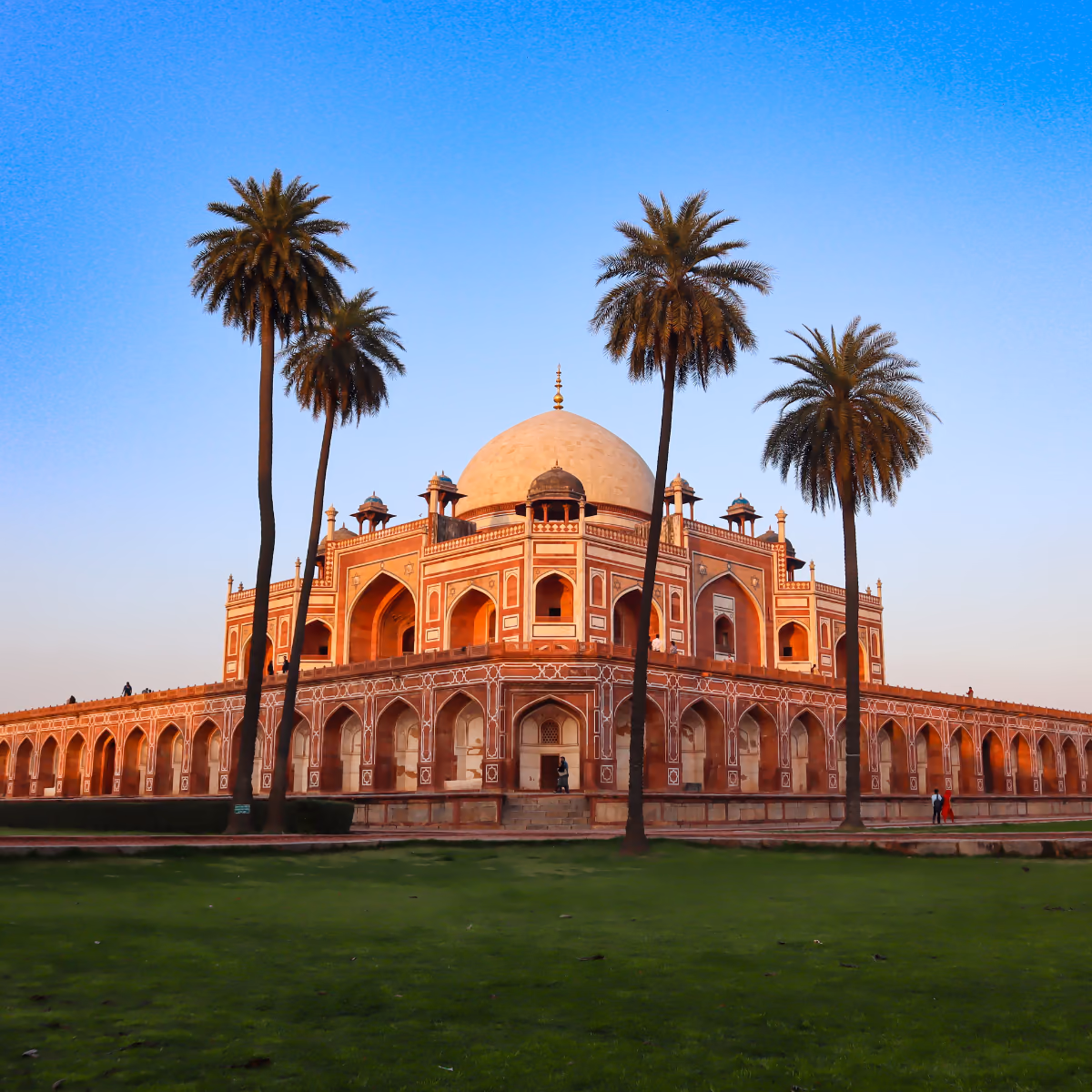 Scena di viaggio a Humayun's Tomba framed by il giardini di Nuovo Delhi., tra paesaggio locale e atmosfera del luogo.