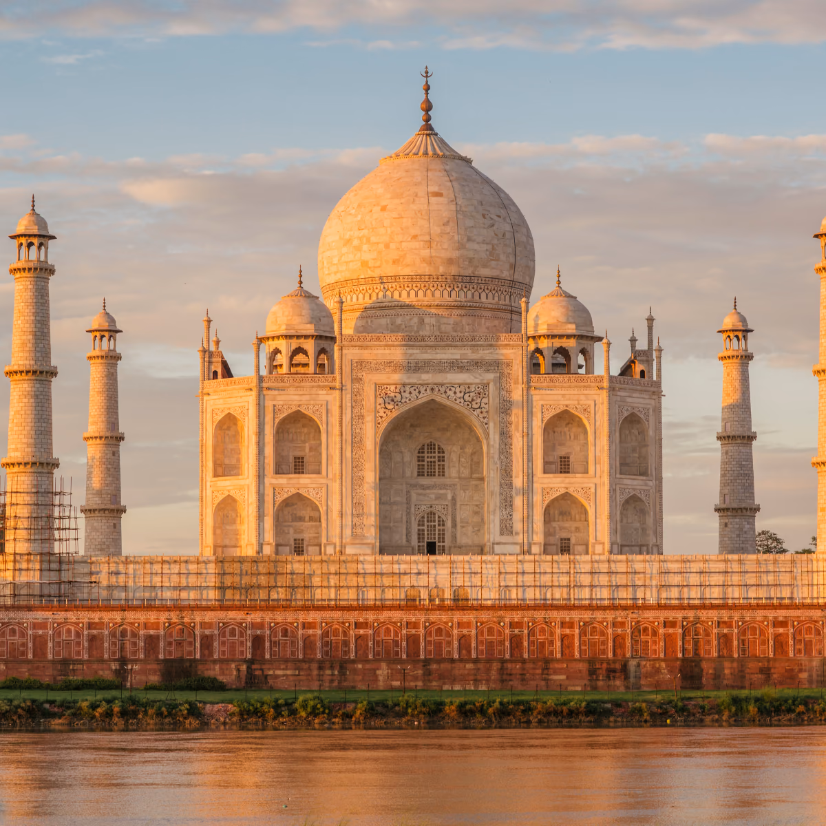 Scena di viaggio a Il Taj Mahal in Agra glowing in presto mattina light., tra paesaggio locale e atmosfera del luogo.