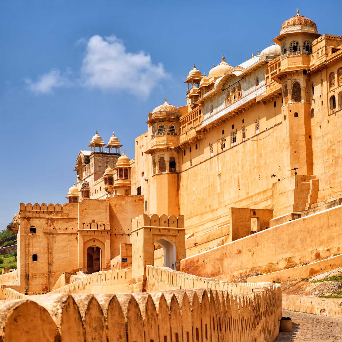 Scena di viaggio a Amber Fortezza rising sopra il colline outside Jaipur., tra paesaggio locale e atmosfera del luogo.