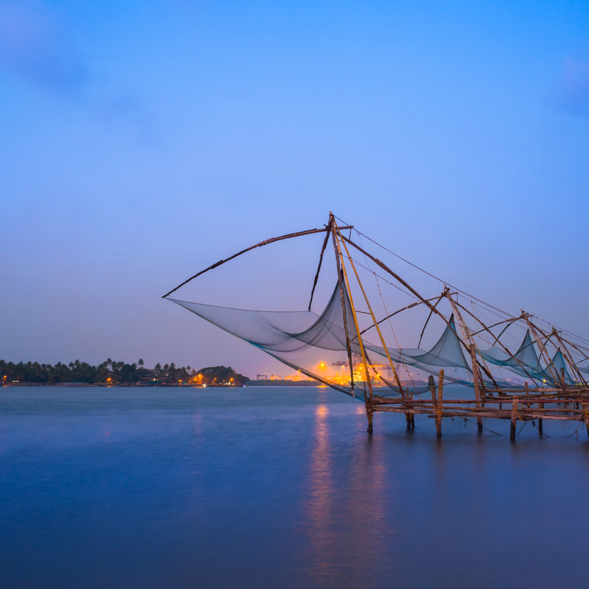 Scena di viaggio a Cinese pesca reti along il waterfront di Fort Kochi., tra paesaggio locale e atmosfera del luogo.