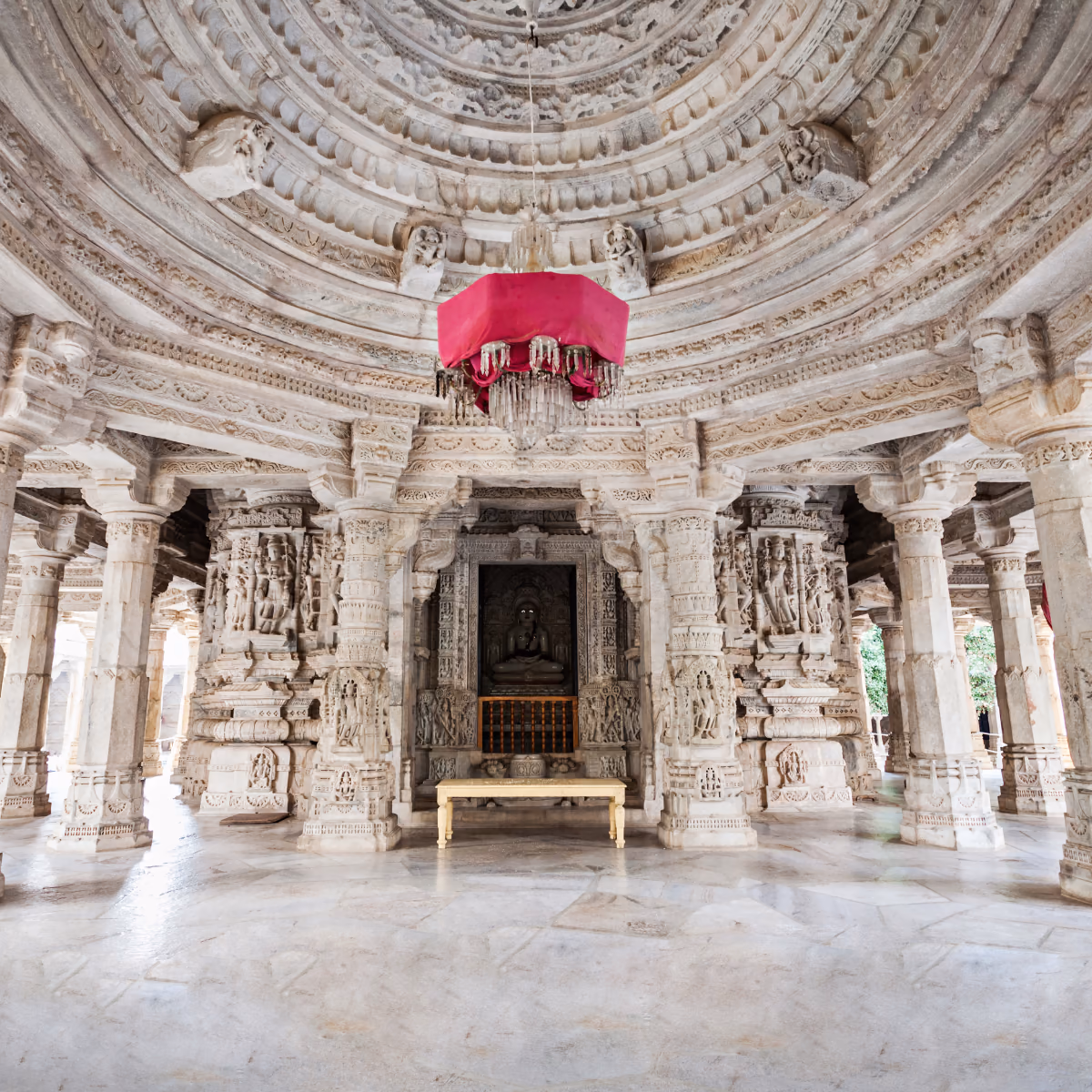 Scena di viaggio a Carved marble columns inside Ranakpur Jain Tempio in Rajasthan., tra paesaggio locale e atmosfera del luogo.